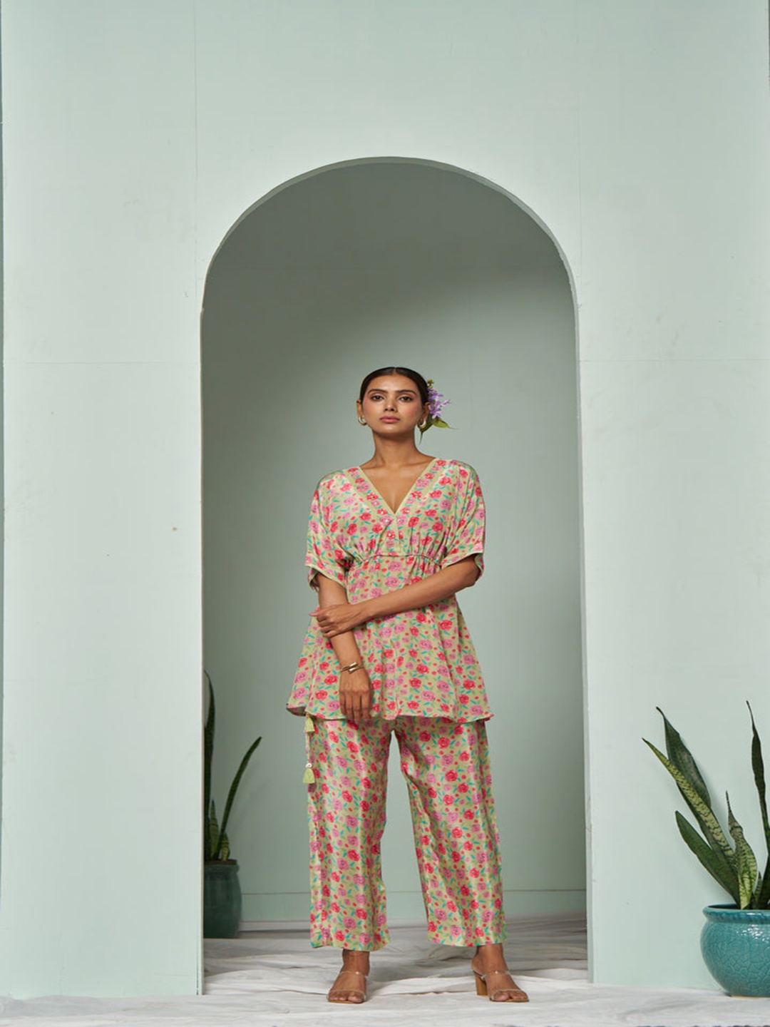 

SUKRUTI DESIGN Gul-Posh Floral Printed Pure Silk V-Neck Top With Trousers, Green