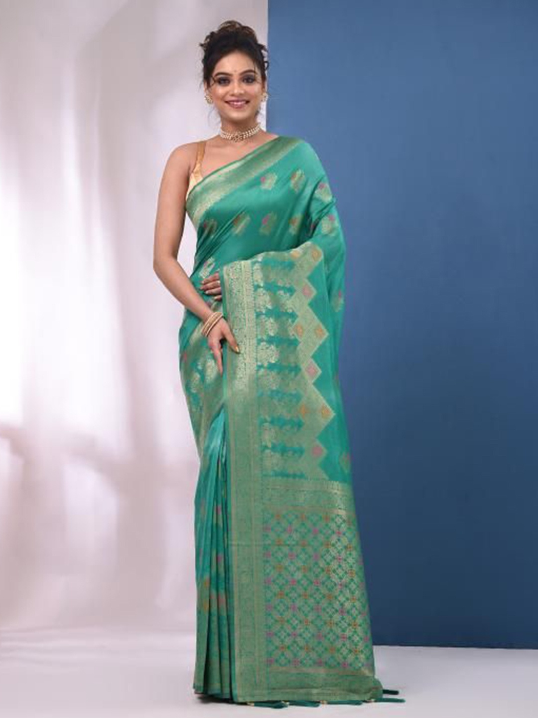 

VIBHAVARI Ethnic Motifs Embroidered Saree, Green