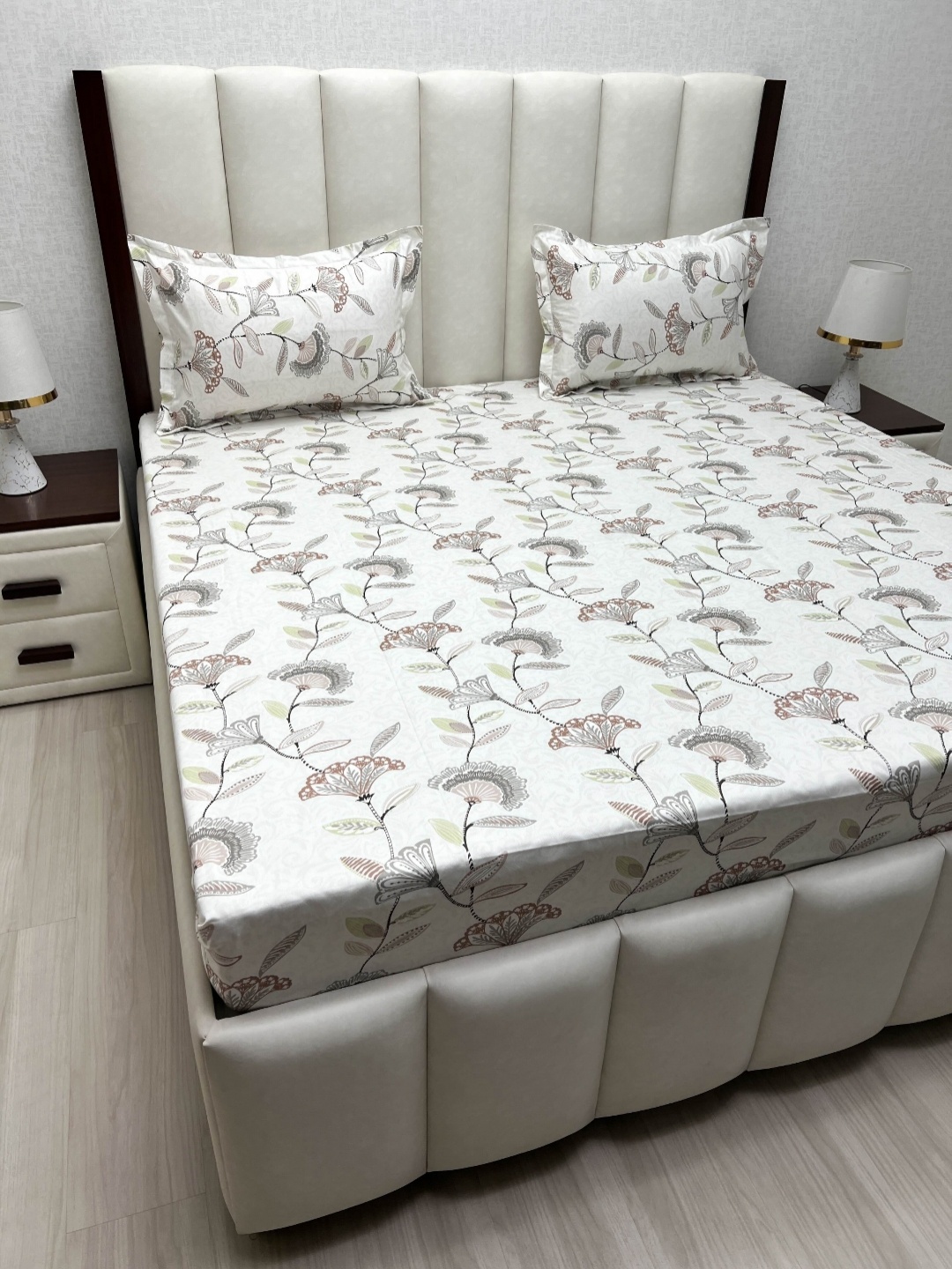

Pure Decor Royal Passion White Pure Cotton 380 TC Queen Bedsheet Set-2.28 m x 2.54 m
