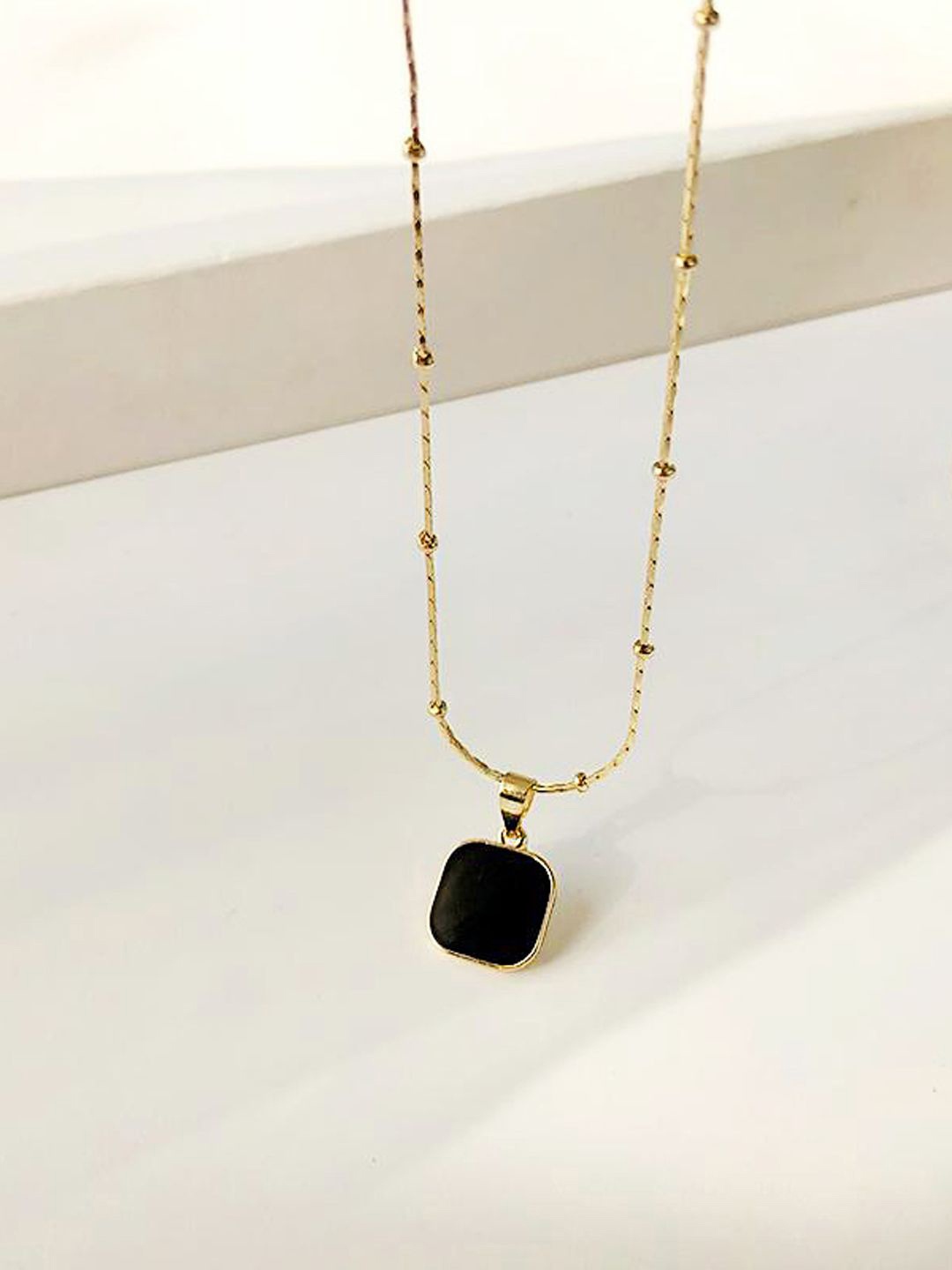 

BEYTER Gold Plated Square Pendant With Chain