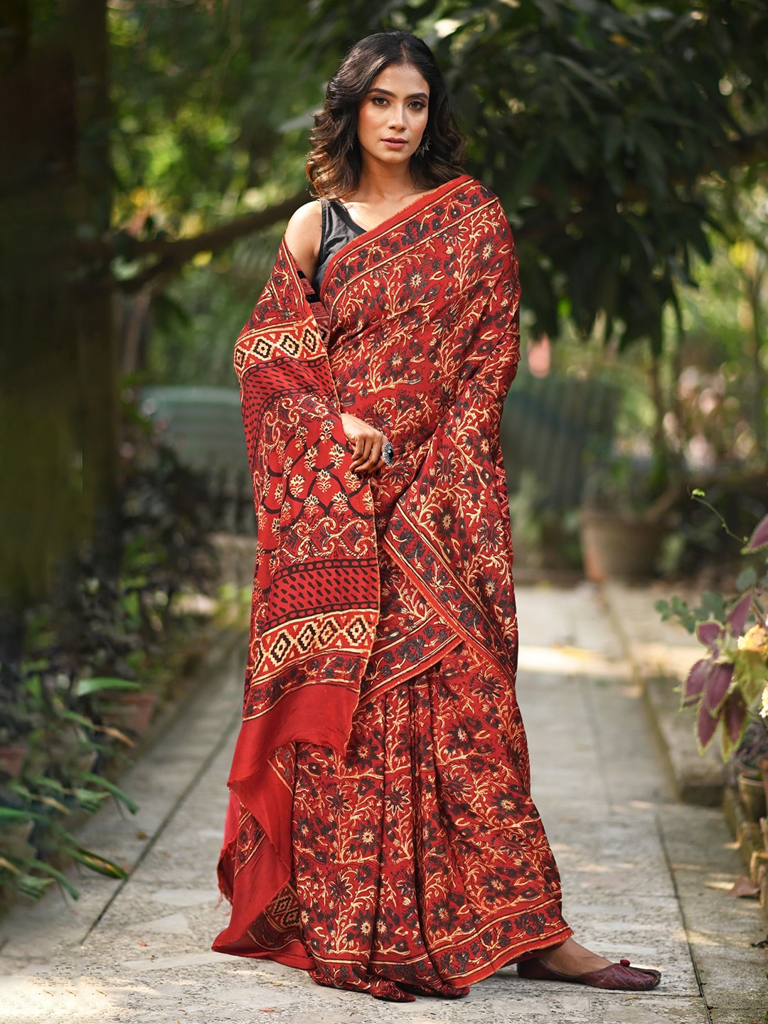 

Unnati Silks Floral Art Silk Handloom Block Print Saree, Red