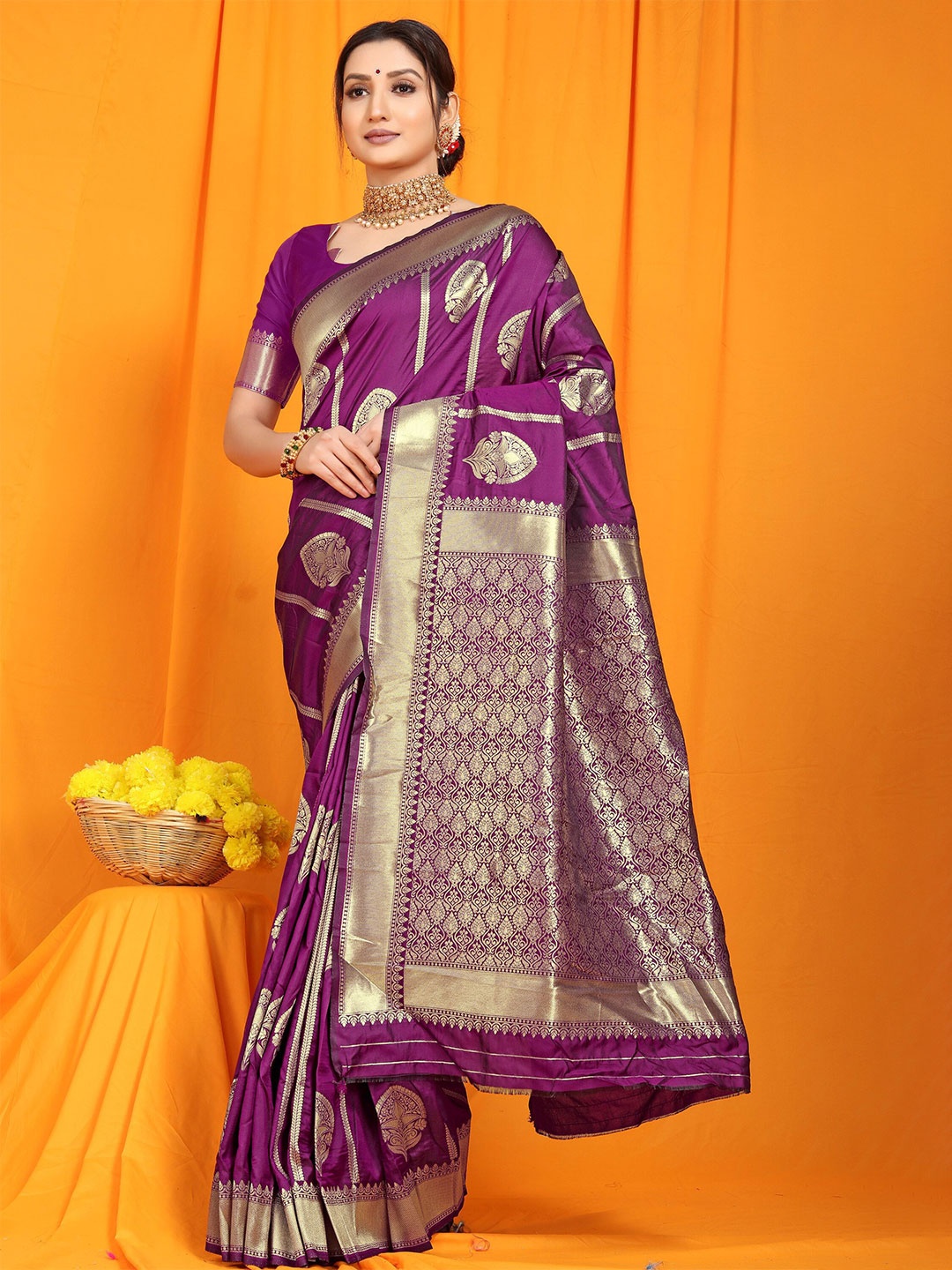 

amirat Woven Design Zari Pure Silk Banarasi Saree, Magenta