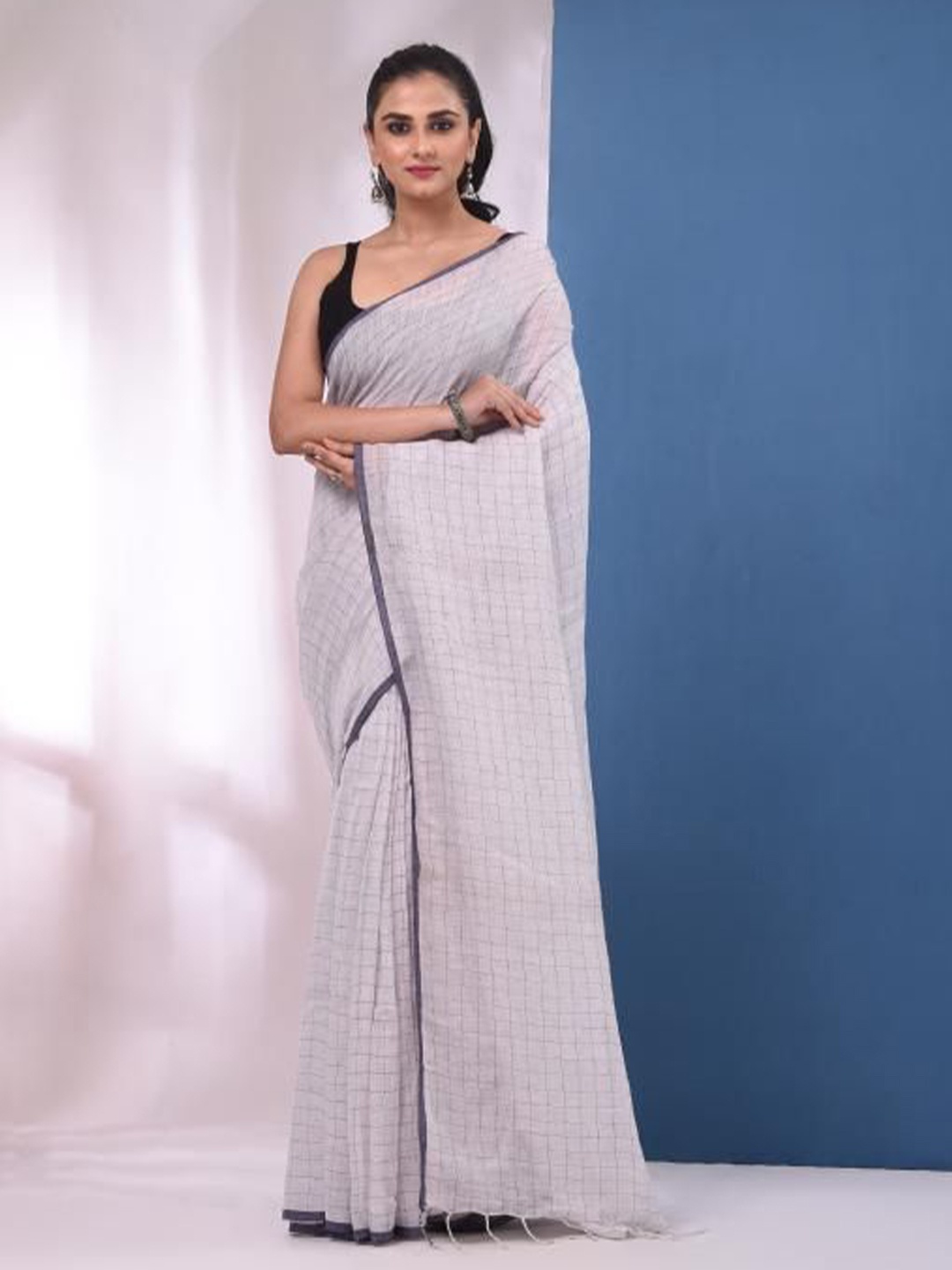 

VIBHAVARI Checked Linen Blend Saree, White