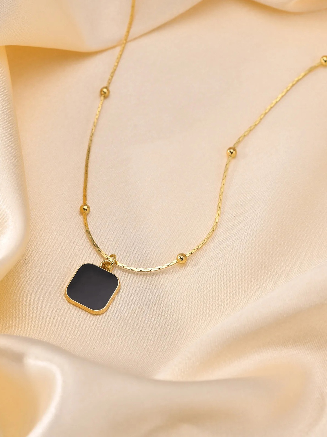 

BEYTER Gold Plated Square Pendant With Chain