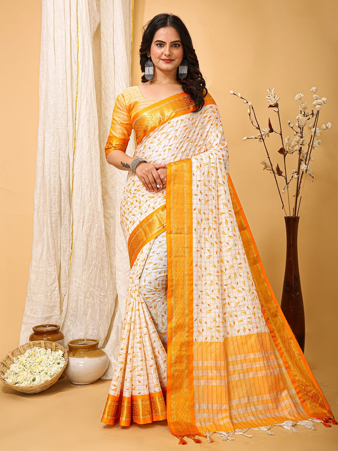 

KAYOMMI Floral Zari Silk Cotton Banarasi Saree, White