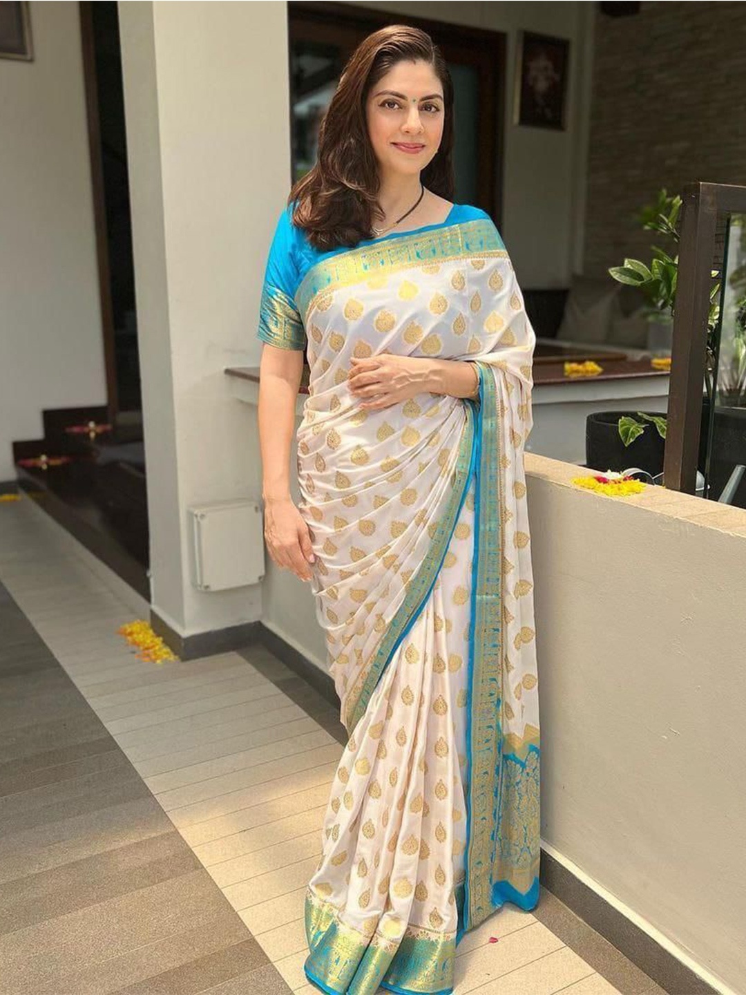 

LADY SHOPI Woven Design Zari Pure Silk Kanjeevaram Saree, White