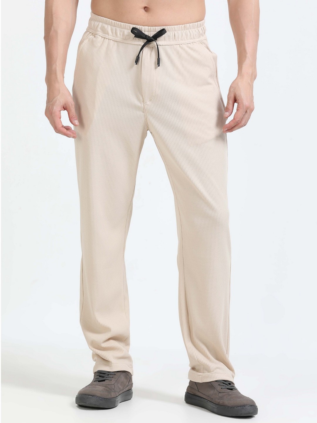 

NEVER NEUD Men Relaxed Popcorn Traveller Trousers, Beige