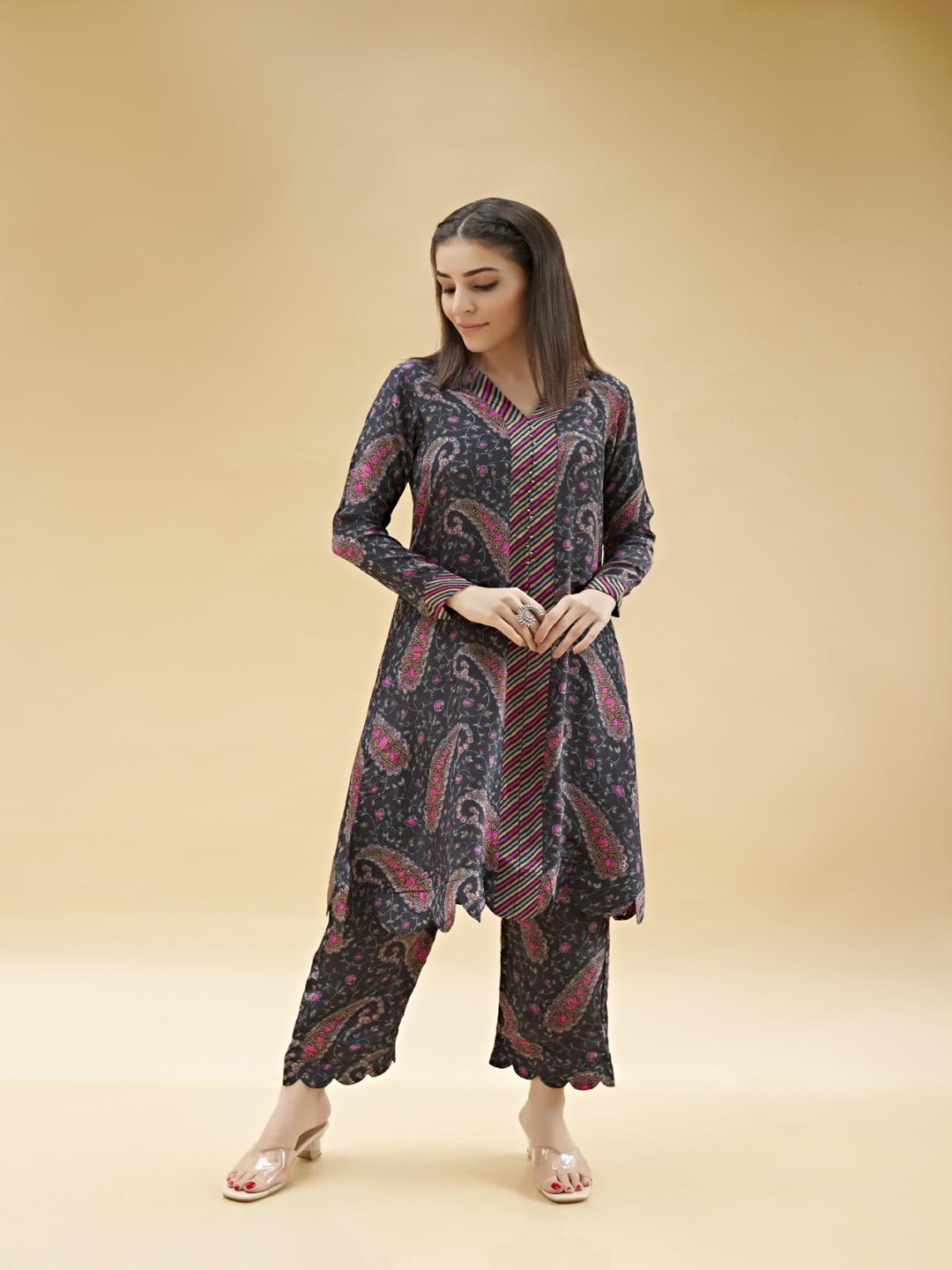 

SUKRUTI DESIGN Paisley Printed V-Neck Pure Silk Tunic With Palazzos, Black