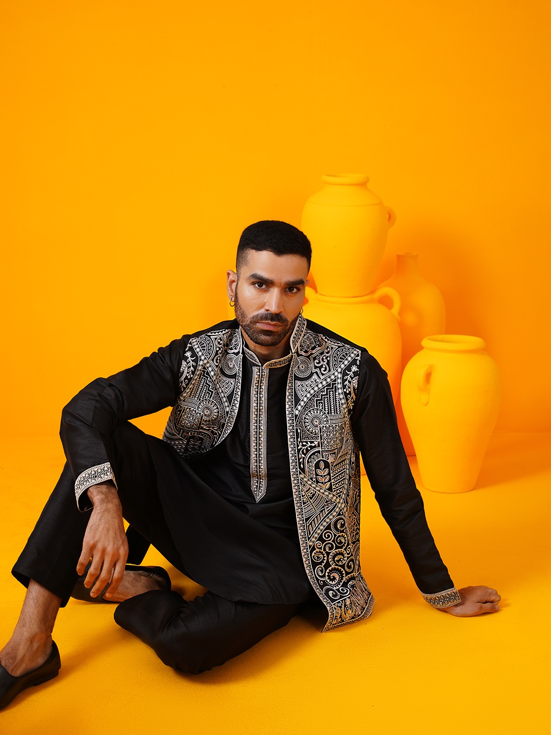 

SOJANYA LUXE Floral Embroidered Mandarin Collar Straight Kurta With Trouser And Jacket, Black
