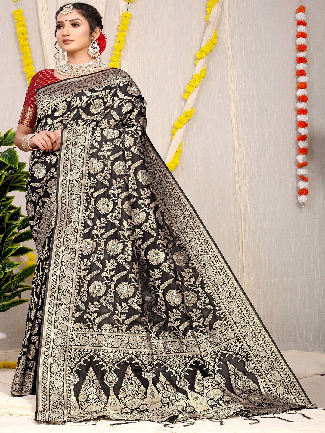 

amirat Woven Design Zari Pure Silk Banarasi Saree, Black