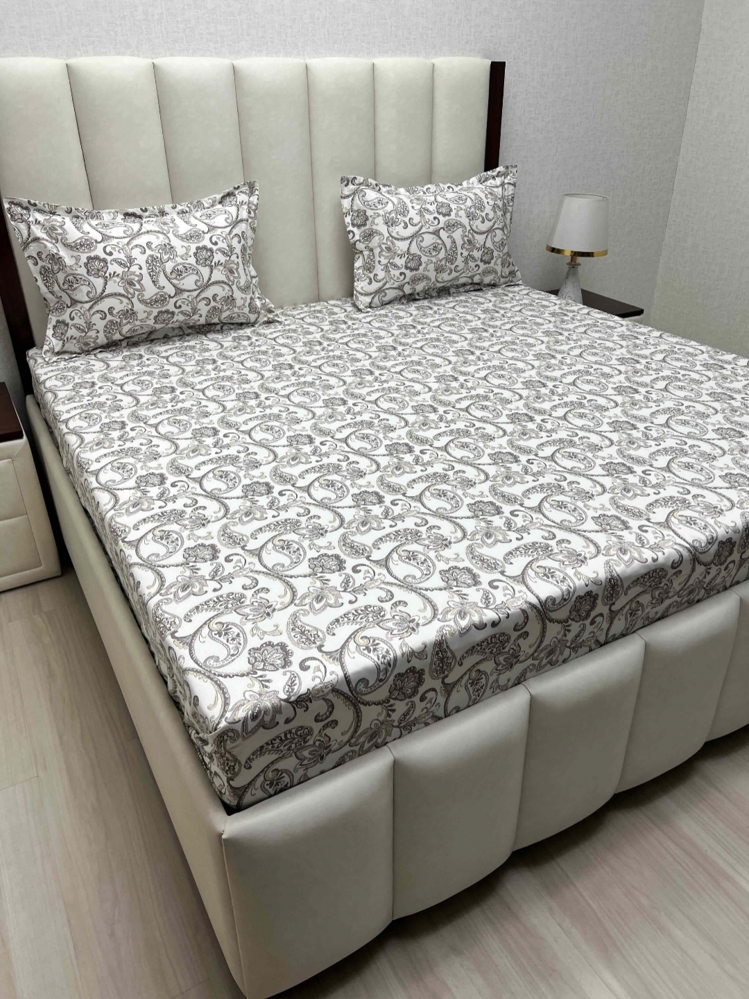 

Pure Decor Royal Passion White Pure Cotton 380 TC Queen Bedsheet Set-2.28 m x 2.54 m