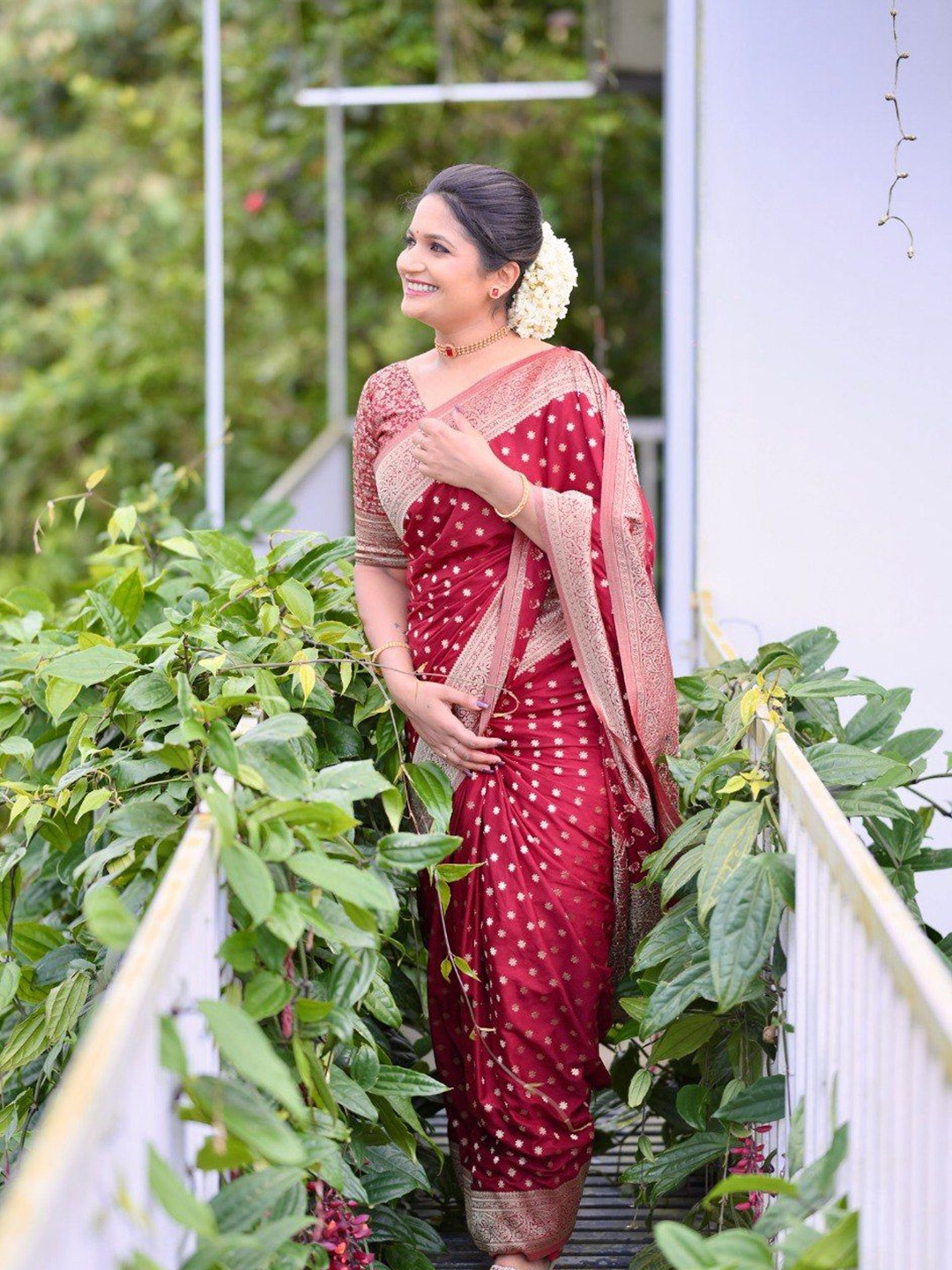 

APNISHA Woven Design Zari Pure Silk Banarasi Saree, Maroon