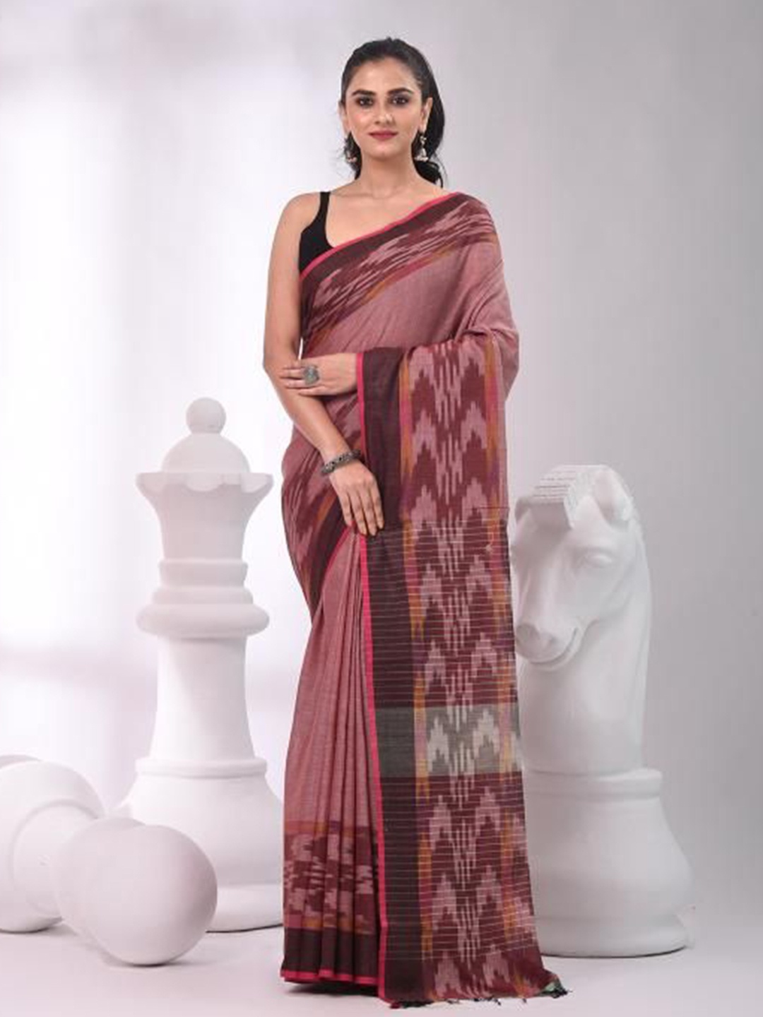 

VIBHAVARI women Solid Printed Pure Cotton Ikat Saree, Pink