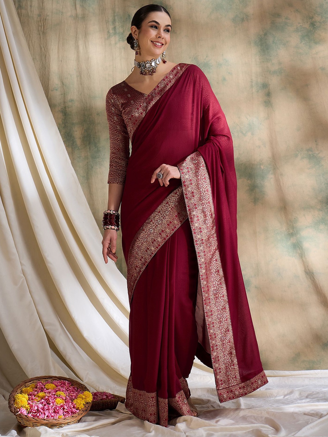 

DEVATITHI Solid Zari Saree, Red