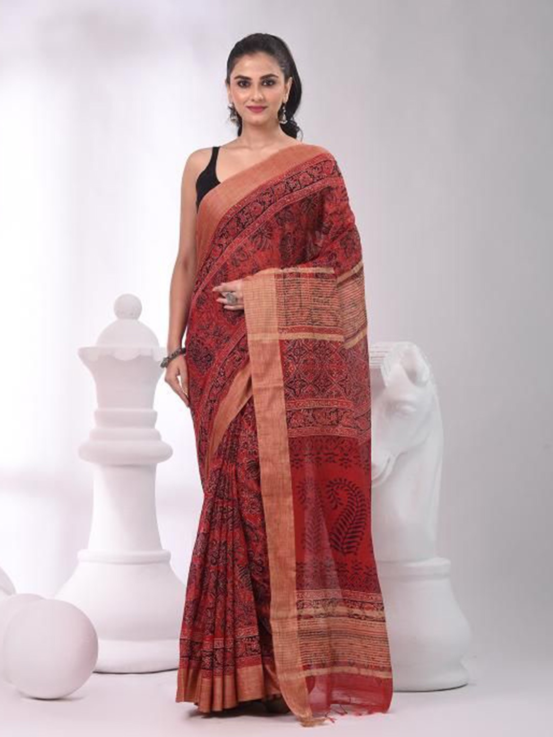 

VIBHAVARI women Ethnic Motifs Printed Silk Cotton Saree, Red