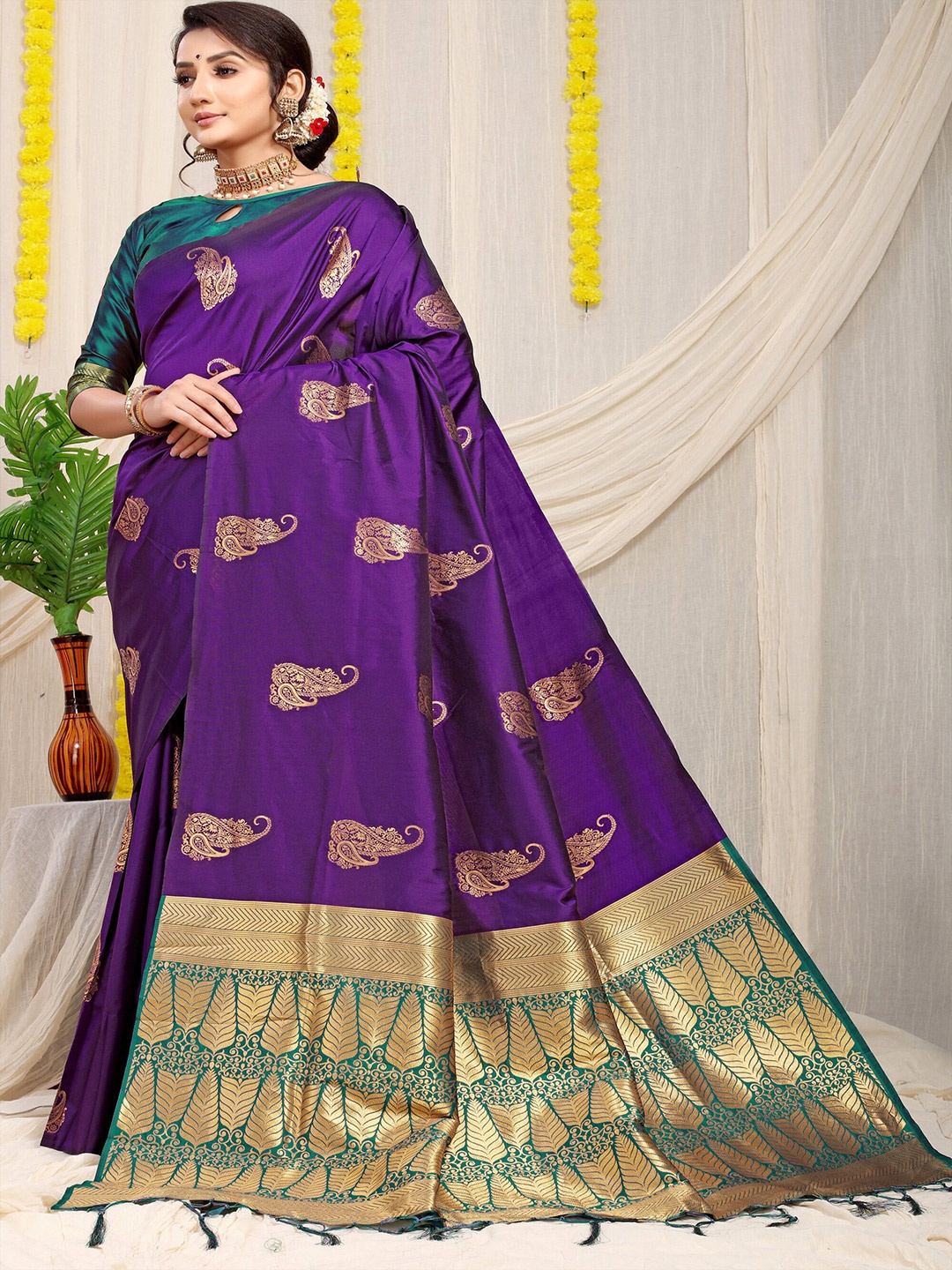 

amirat Woven Design Zari Pure Silk Banarasi Saree, Purple