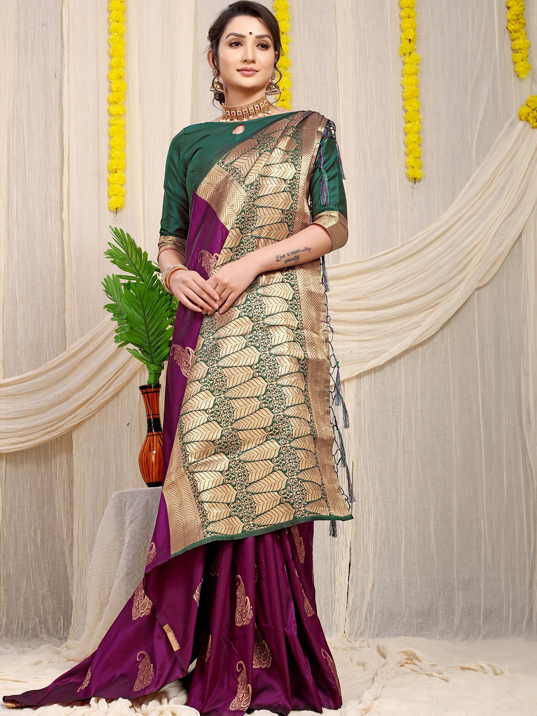 

amirat Woven Design Zari Pure Silk Banarasi Saree, Magenta