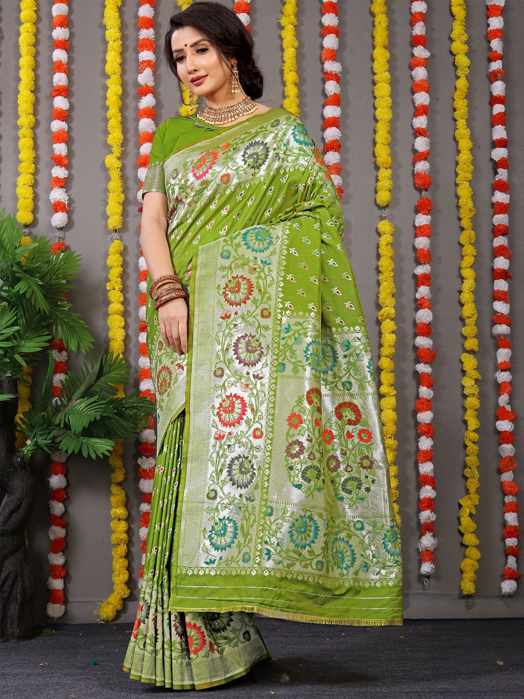 

amirat Woven Design Zari Pure Silk Banarasi Saree, Green