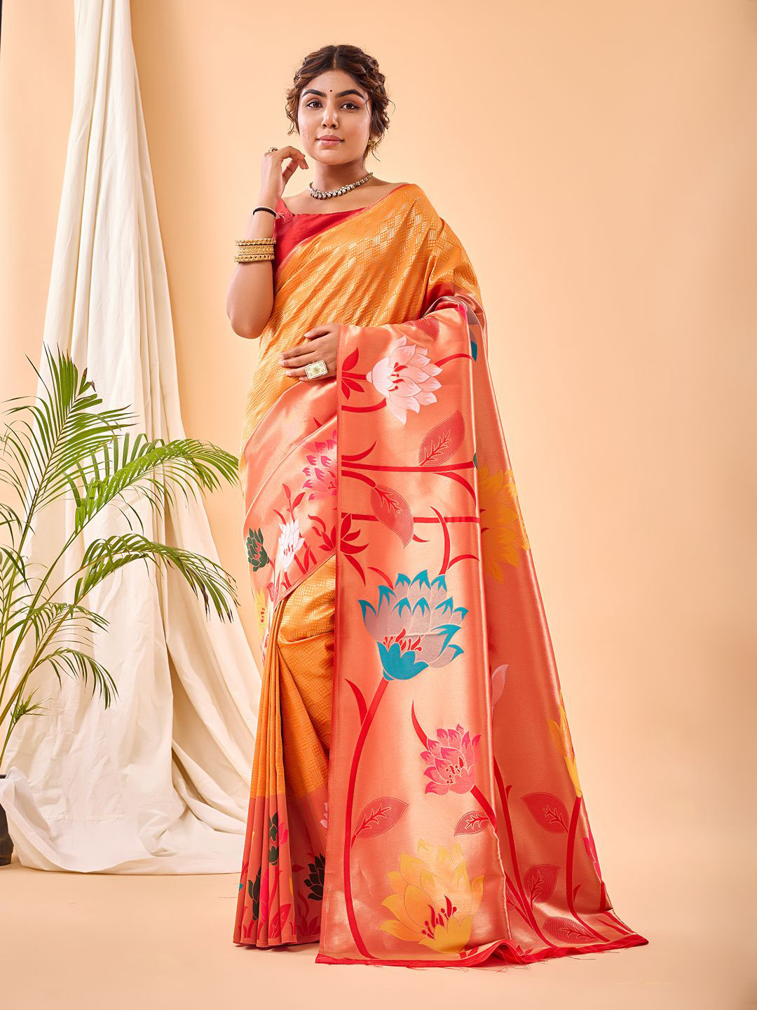 

TORONFRAS Woven Design Zari Kanjeevaram Saree, Yellow