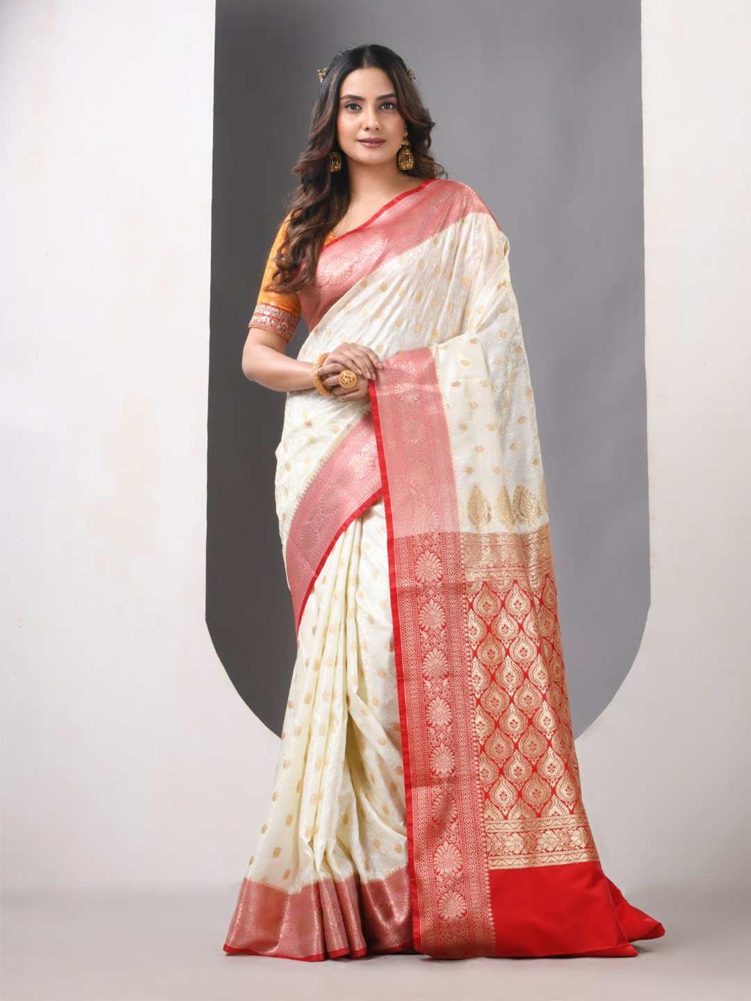 

Charukriti Woven Design Zari Silk Blend Banarasi Saree, Off white