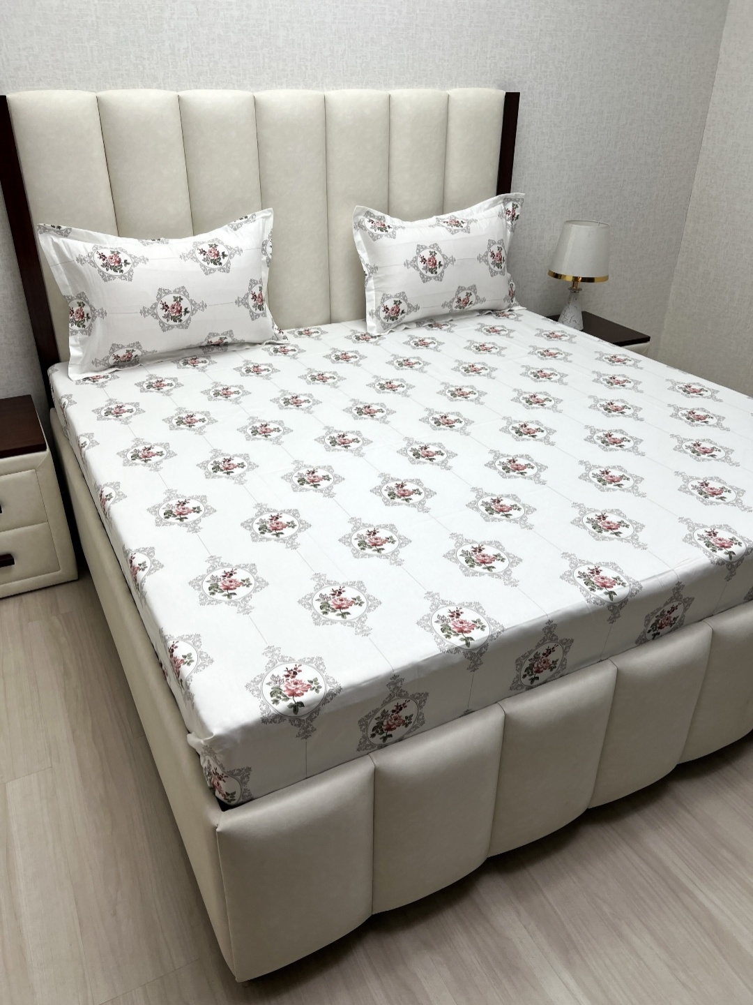 

Pure Decor Royal Passion White Pure Cotton 380 TC Queen Bedsheet Set-2.28 m x 2.54 m