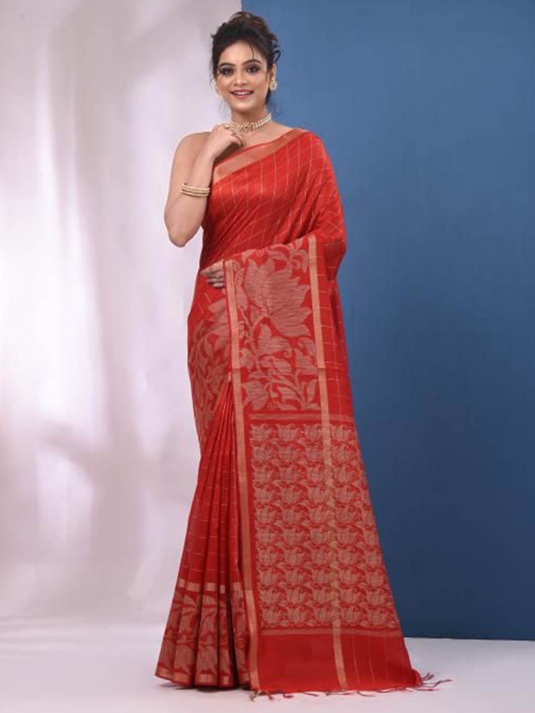 

VIBHAVARI Checked Zari Saree, Red