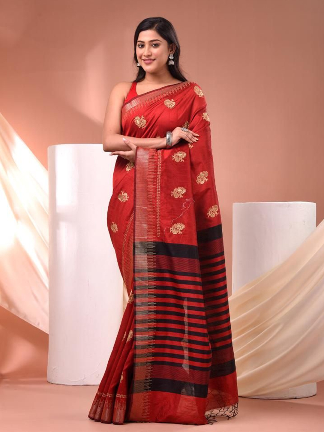 

VIBHAVARI Women Woven Design Saree, Red