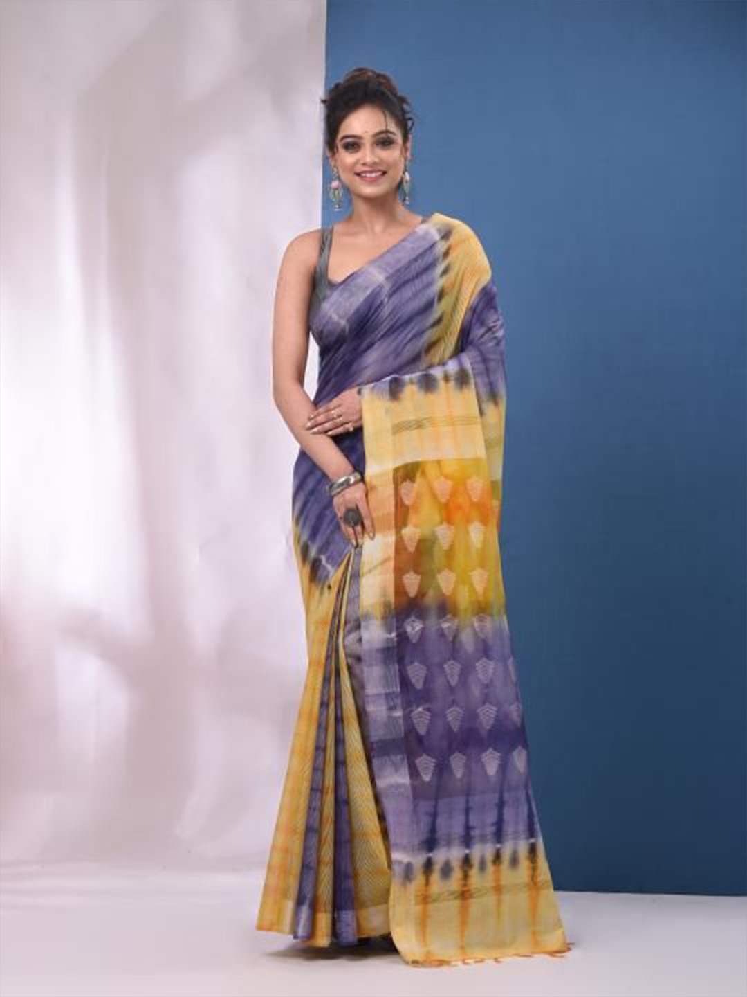 

VIBHAVARI Silk Blend Saree, Blue