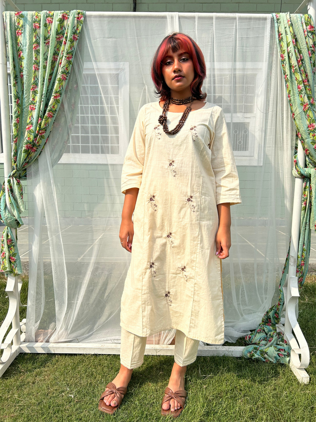 

zuri Flora Embroidered Pure Cotton Round-Neck Straight Kurta With Trousers, Off white