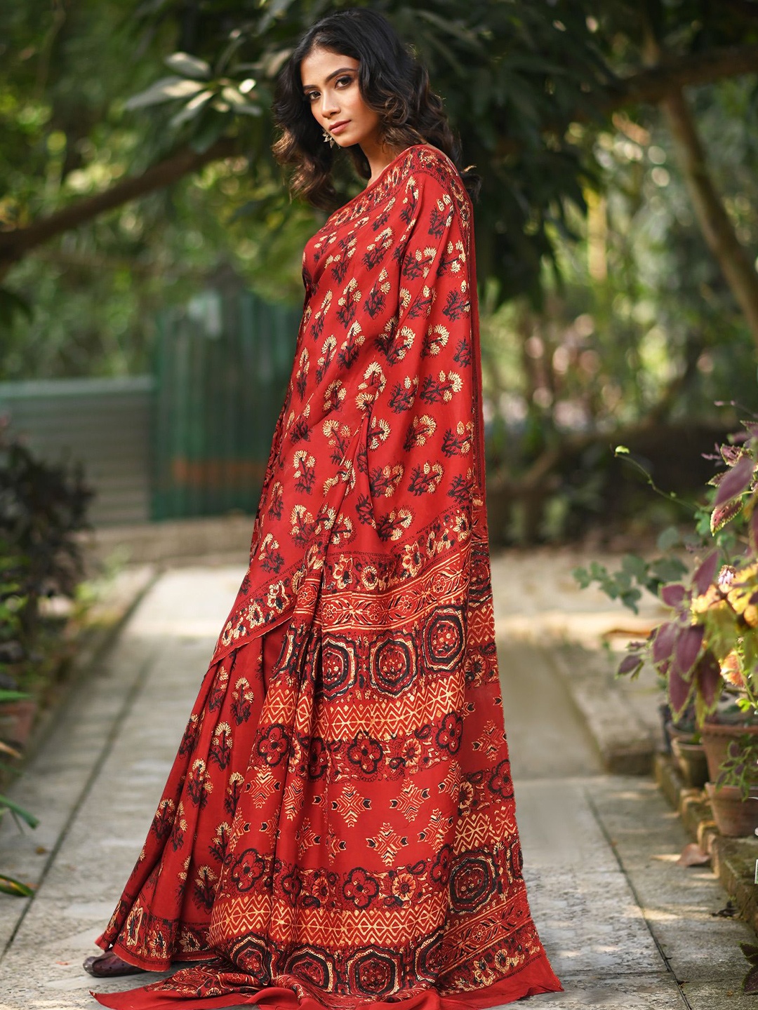 

Unnati Silks Floral Art Silk Handloom Block Print Saree, Red