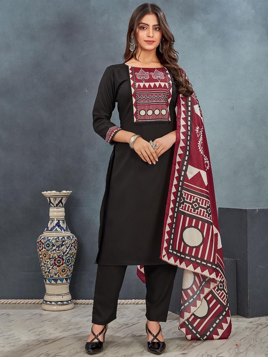 

Moda Rapido Women Regular Kurta with Trousers & With Dupatta, Black