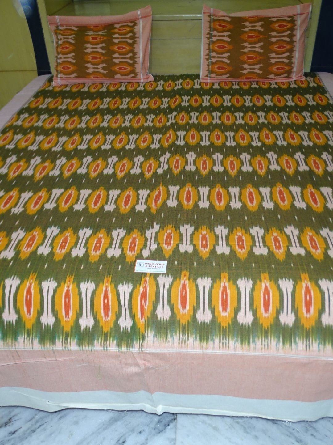 

SR HANDLOOMS AND TEXTILES Green Printed Pure Cotton Queen Bedsheet With 2 Pillow Covers