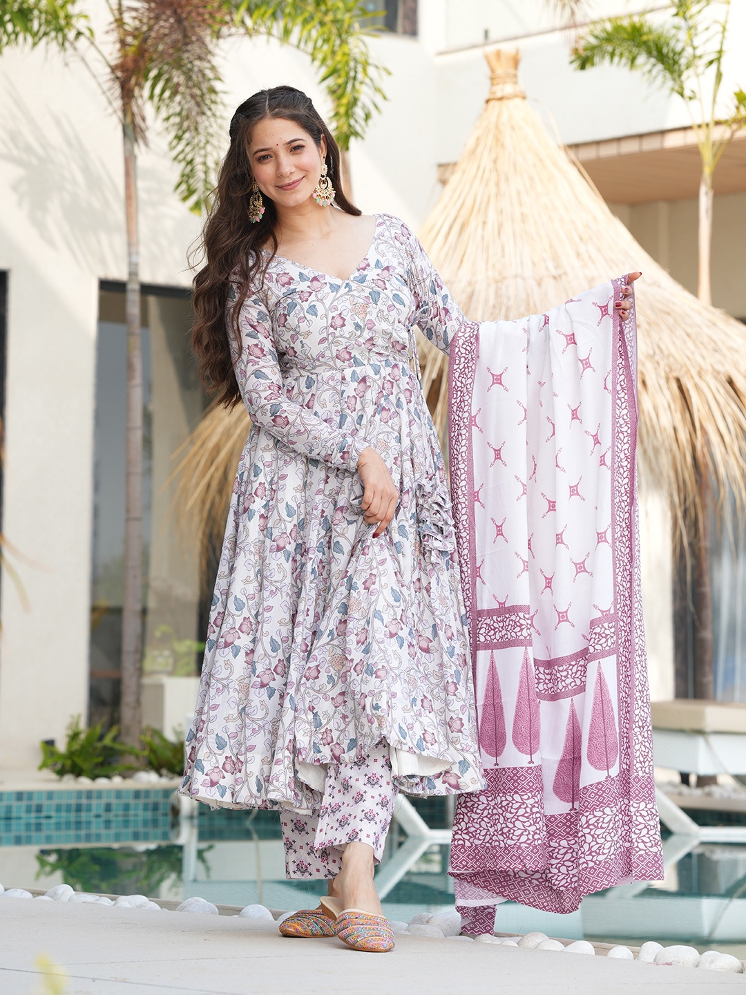 

Tanhai Women Floral Printed Regular Pure Cotton Kurta with Trousers & With Dupatta, White