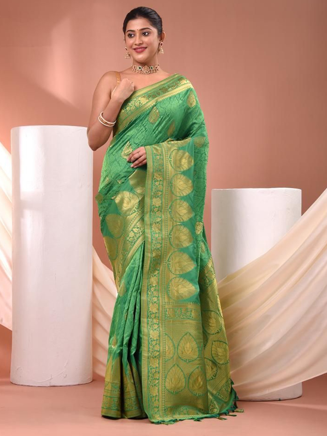 

VIBHAVARI Woven Design Zari Saree, Green