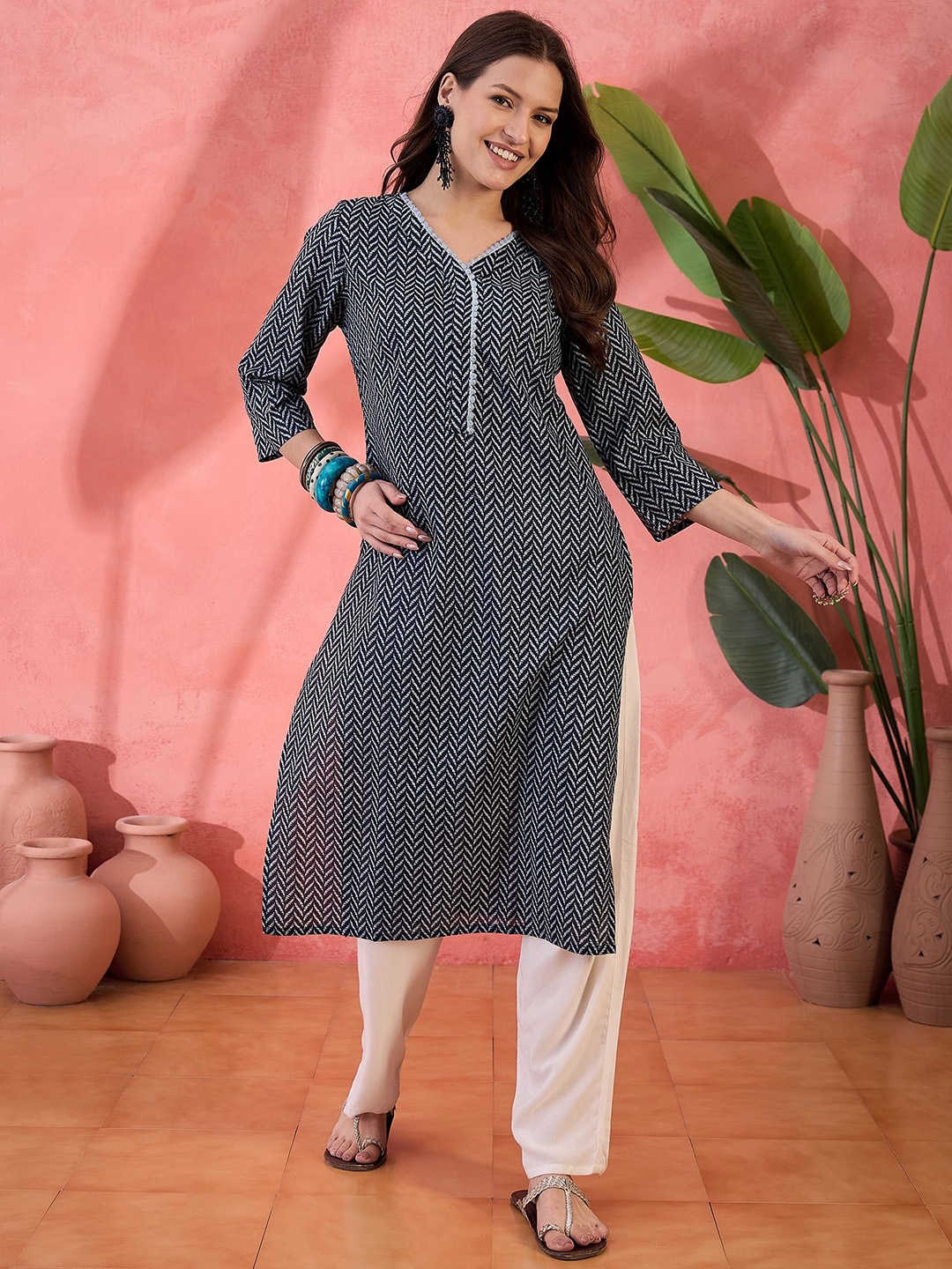 

Sangria Grey Chevron Printed V-Neck Cotton Straight Kurta, Navy blue