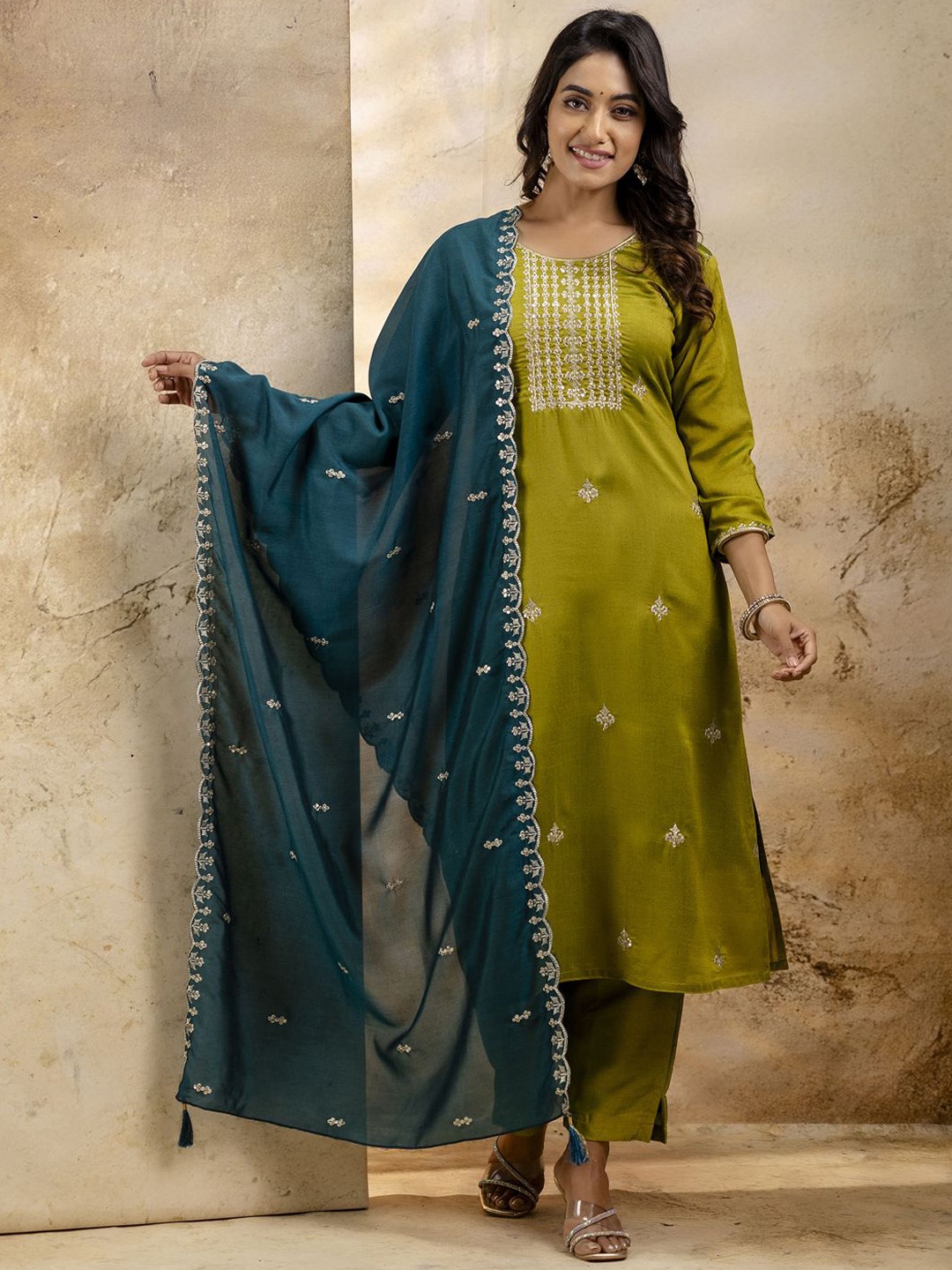 

VredeVogel Ethnic Motifs Embroidered Round Neck Straight Kurta With Trousers And Dupatta, Green