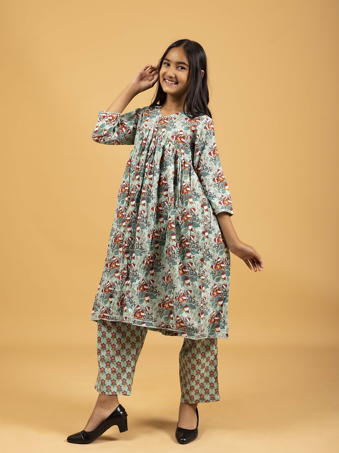 

SPARSA Girls Floral Printed Pleated Pure Cotton Kurta with Trousers, Green