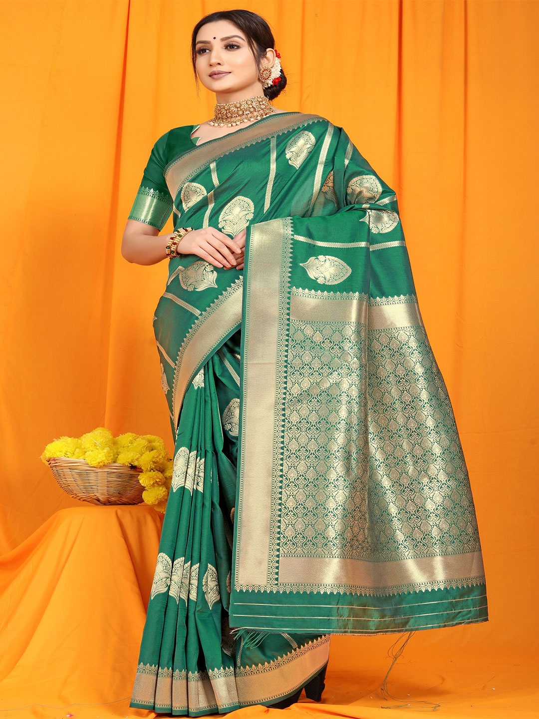 

amirat Woven Design Zari Pure Silk Banarasi Saree, Green