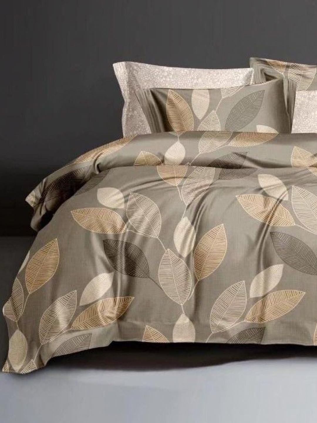 

Bajo's Brown & Cream Floral Printed Cotton 300 TC Queen Bedsheet Set 2.25 m X 2.50 m