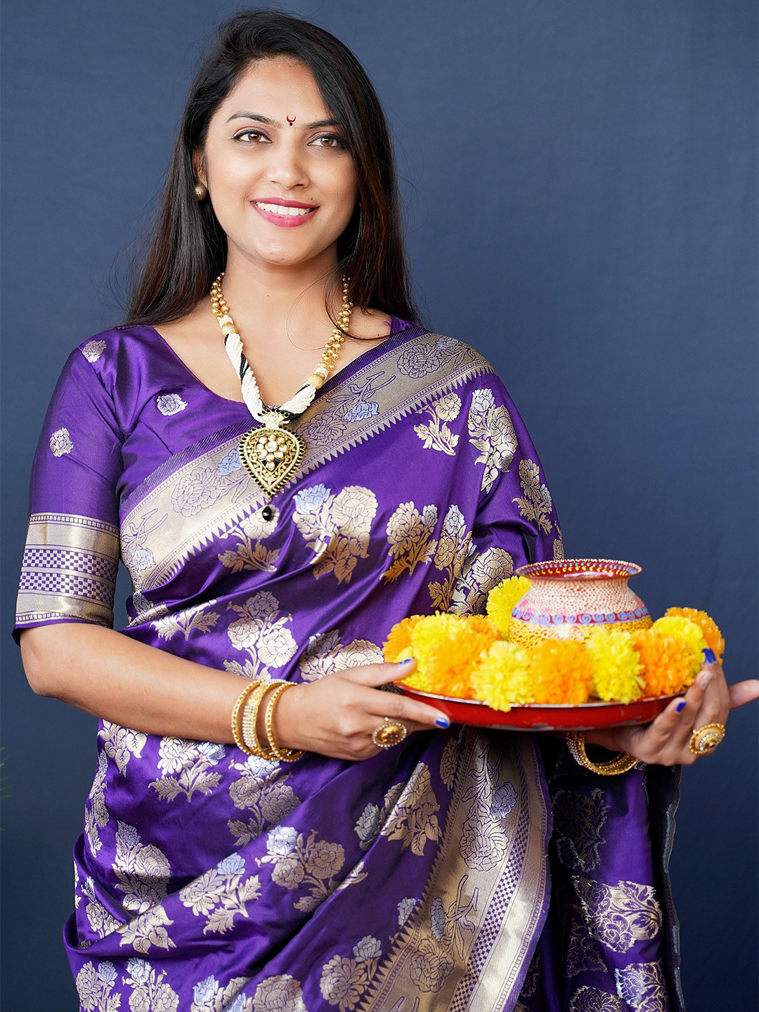 

Kandora Women Floral Zari Pure Silk Banarasi Saree, Purple