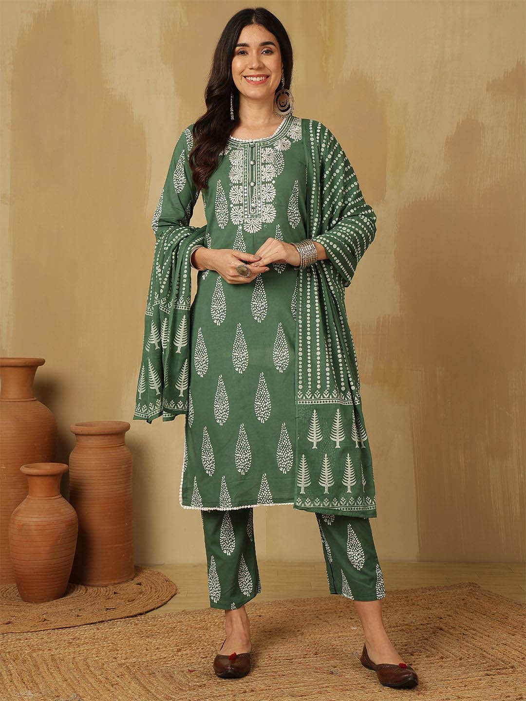 

Sangria Printed Straight Kurta & Trouser With Dupatta, Green