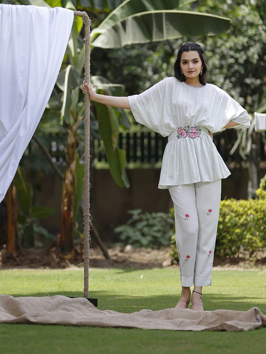 

SUKRUTI DESIGN Floral Embroidered Round Neck Pure Silk Tunic With Trouser, White
