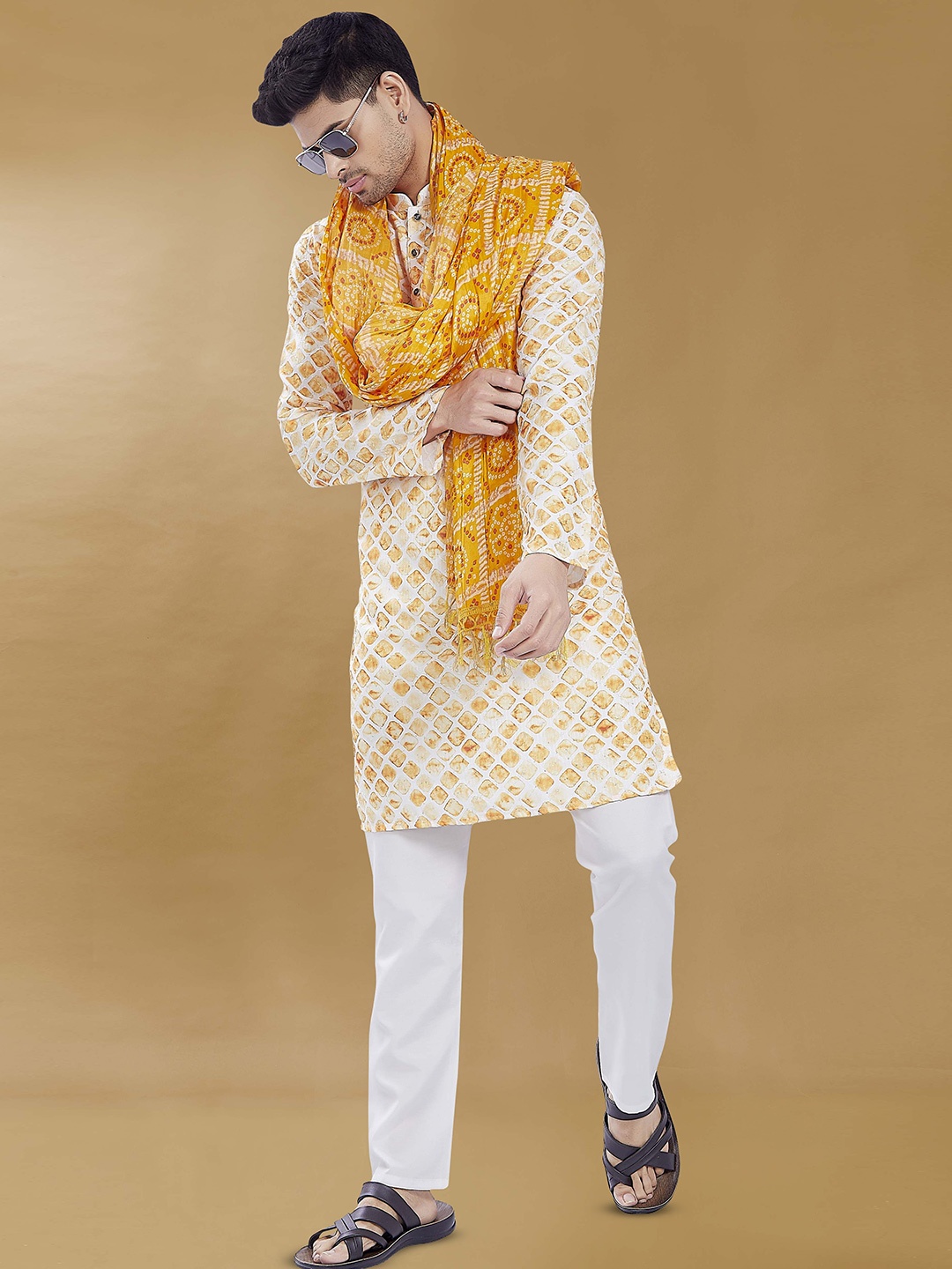 

DIVISIVE Men Printed Bandhani Dupatta, Yellow