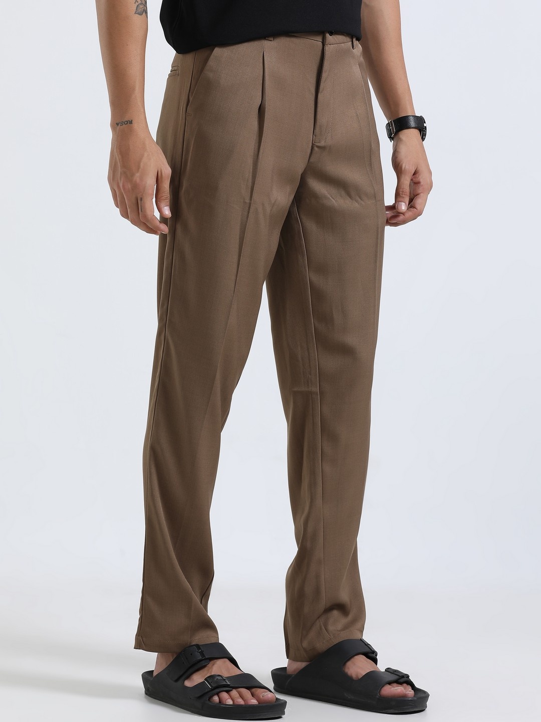 

NEVER NEUD Men Relaxed Straight Fit Bon Voyage Pleated Trousers, Khaki