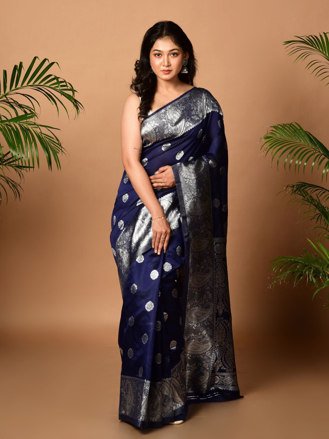 

HOUSE OF ARLI Woven Design Zari Silk Blend Banarasi Saree, Navy blue