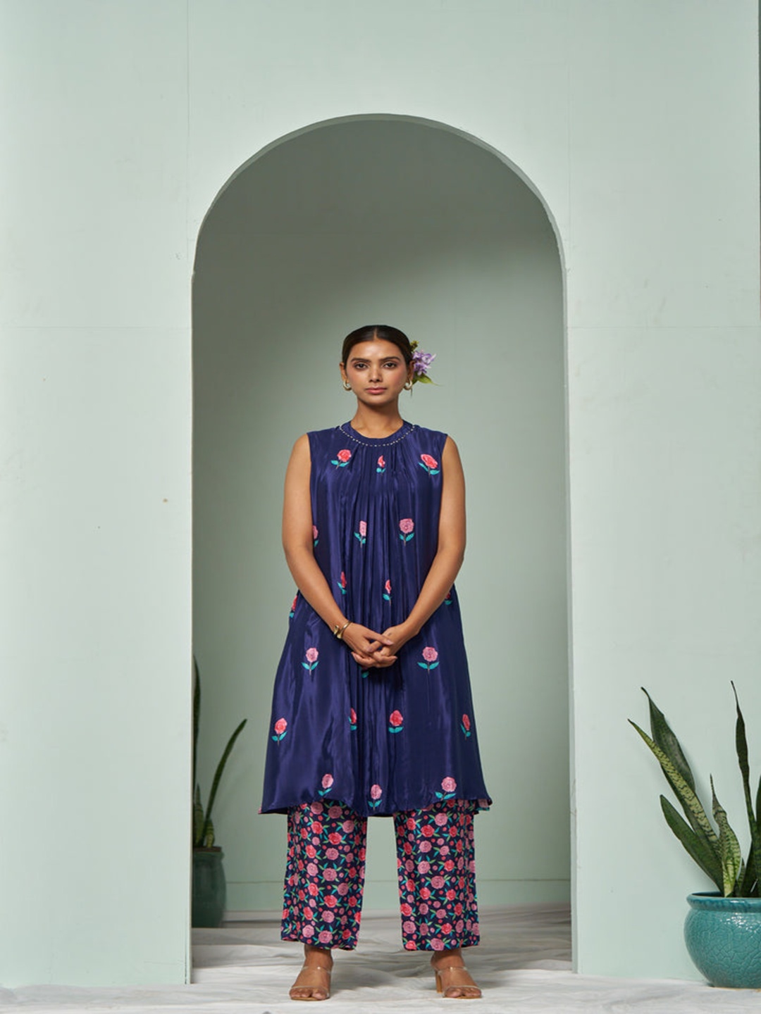 

SUKRUTI DESIGN Floral Printed Pleated Sleeveless Pure Silk Tunic With Palazzos, Blue