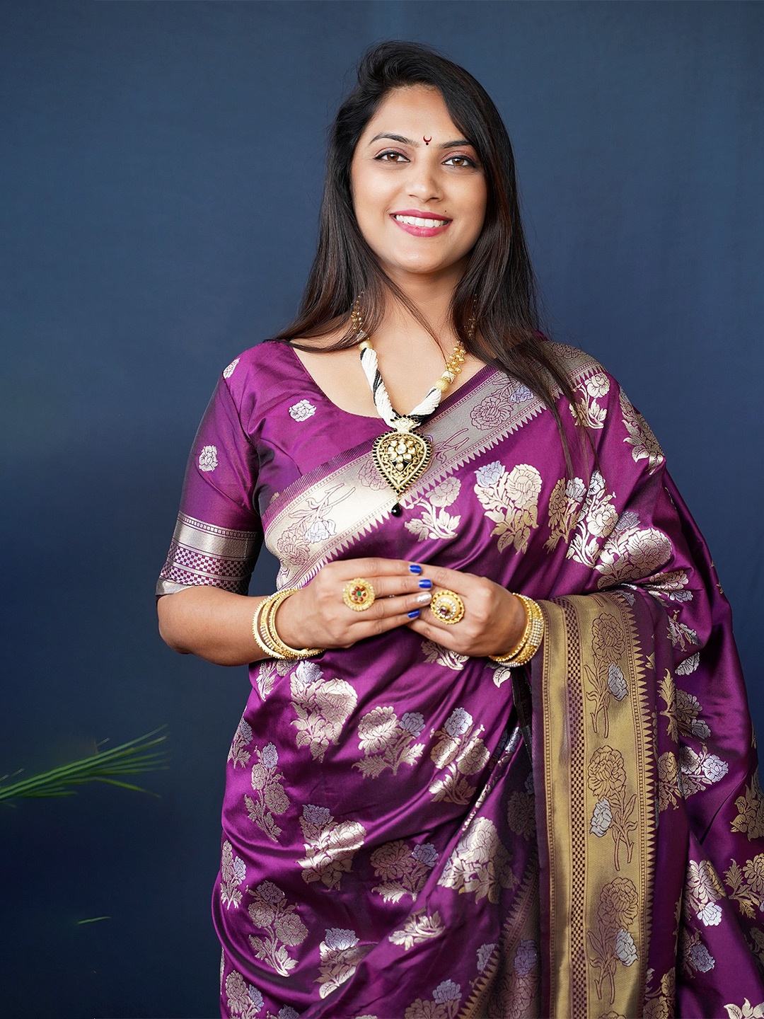 

Kandora Ethnic Motifs Zari Pure Silk Banarasi Saree, Magenta