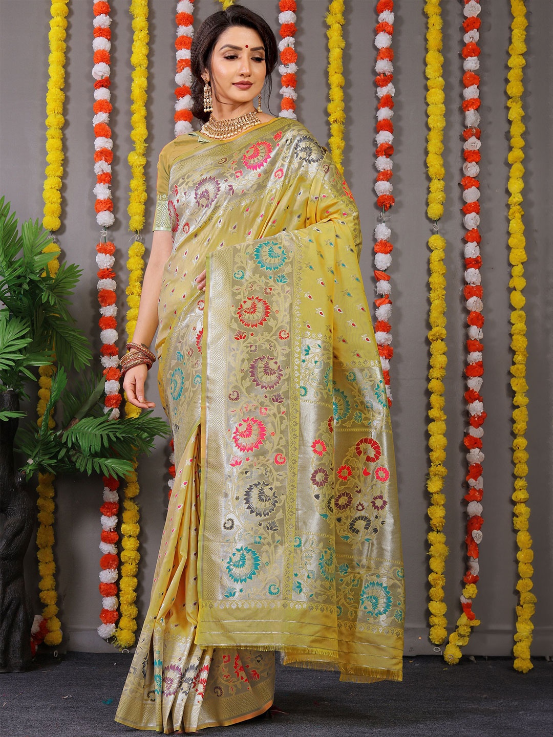 

amirat Woven Design Zari Pure Silk Banarasi Saree, Cream