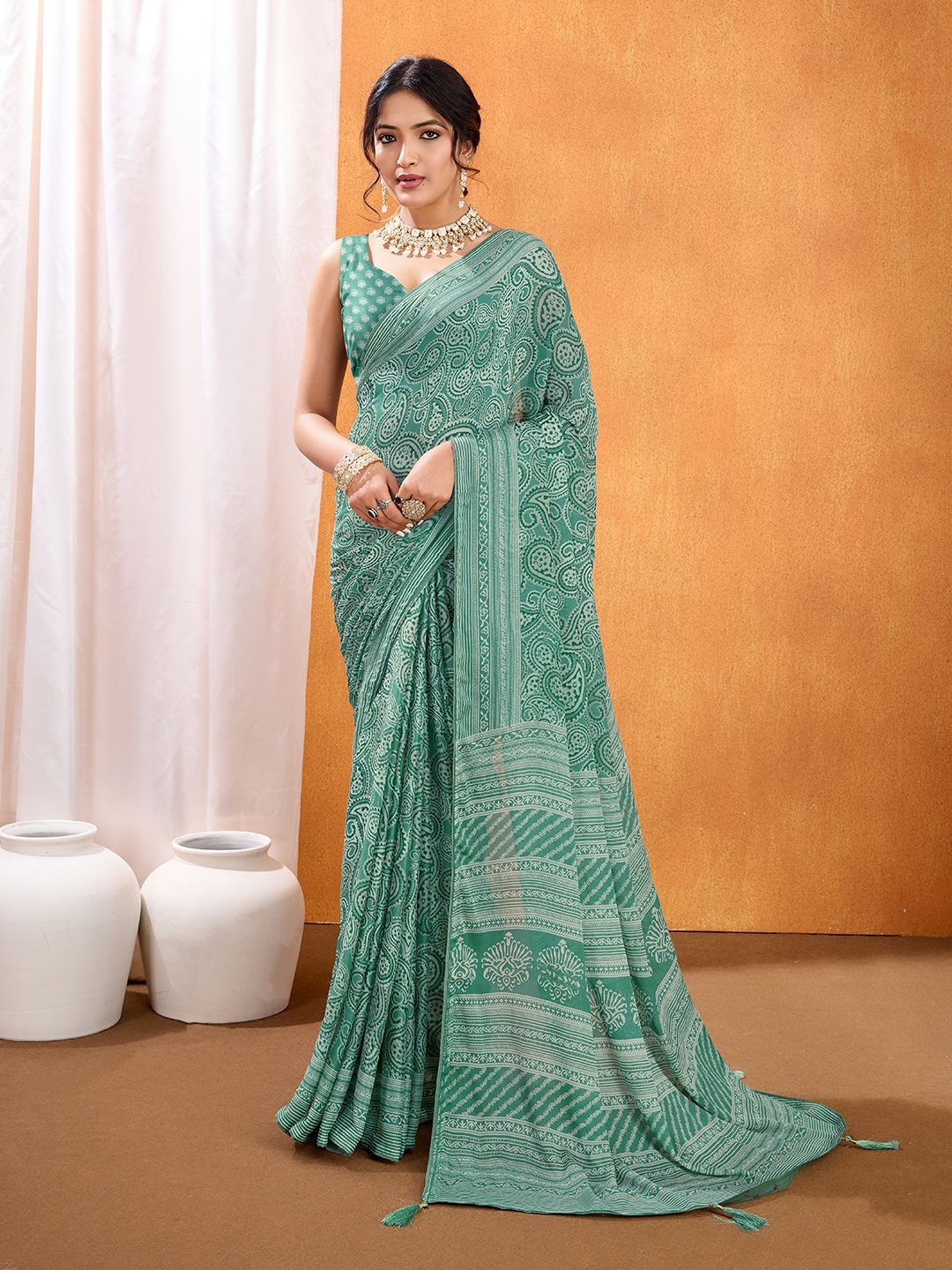 

Rekha Maniyar Paisley Beads and Stones Poly Georgette Saree, Green