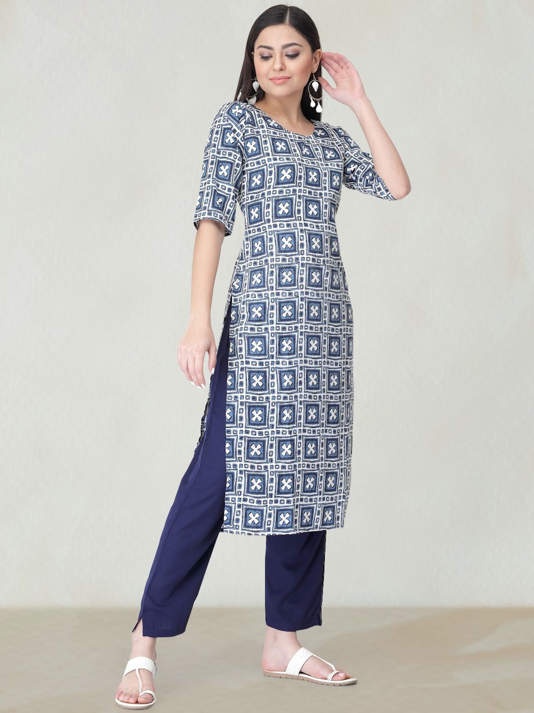 

Moda Rapido Geometric Printed Round Neck Straight Kurta, Blue